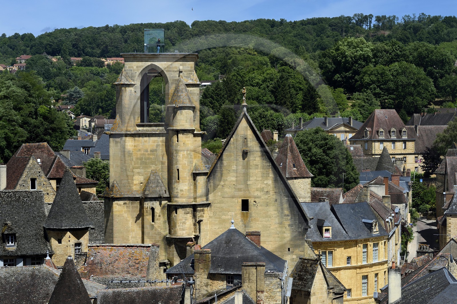 France, Dordogne (24), Périgord Noir, vallée de la Dordogne, Sarlat-la-Canéda, ascenseur dans le clocher de l'église Sainte-Marie reconvertie en marché couvert et espace culturel par l'architecte Jean Nouvel, Architecte Jean Nouvel, Mention obligatoire