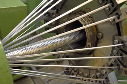 Norvège, comté d'Ostfold, Halden, l'usine de fabrication de cables Nexans, tressage de conducteurs en aluminium en cableuse