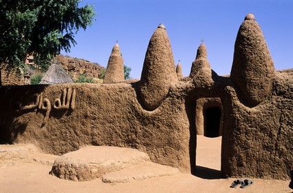 Mali, pays Dogon, falaise de Bandiagara classée Patrimoine Mondial de l'UNESCO, Songo, une des mosquées du village
