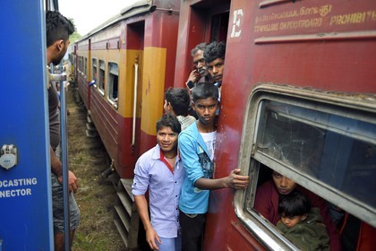 Sri Lanka, Province du Centre, trajet en train dans la région montagneuse de la culture du thé entre Hatton et Badulla, gare rurale de Great Western, passagers accrochés aux portières