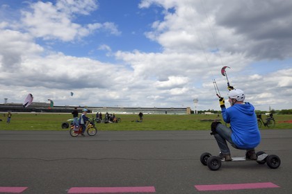 Allemagne, Berlin, ancien aéroport international de Berlin-Tempelhof reconverti en immense parc, un lieu de rencontre pour les kite surfeurs, kite boarders et Country Buggy kiter