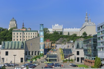 Canada, province de Québec, ville de Québec, Vieux-Québec classé Patrimoine Mondial de l' UNESCO, le musée de la Civilisation dominé par le Séminaire