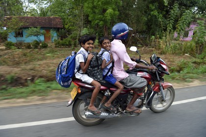 Sri Lanka, province d'Uva, Buduruwagala, retour d'école à moto