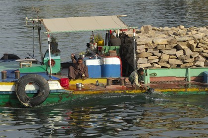 Egypte, Haute Egypte, vallée du Nil, transporteur de pierre sur le Nil entre Edfou et Kom Ombo