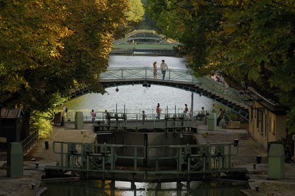 France, Paris (75), canal Saint-Martin, couple d'amoureux sur le pont de l'écluse de la rue de Lancry