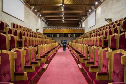 France, Vaucluse (84), Avignon, Palais des Papes classé Patrimoine mondial de l'UNESCO, ancienne salle du conclave devenu centre des congrès