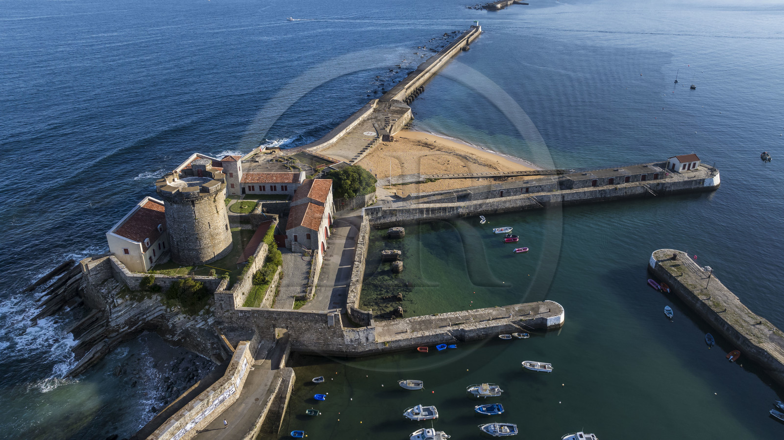 France, Pyrénées-Atlantiques (64), la côte du Pays-Basque, Ciboure, le fort de Socoa construit sous Louis XIII remanié par Vauban et son petit port de plaisance dans la baie de Saint-Jean-de-Luz (vue aérienne)