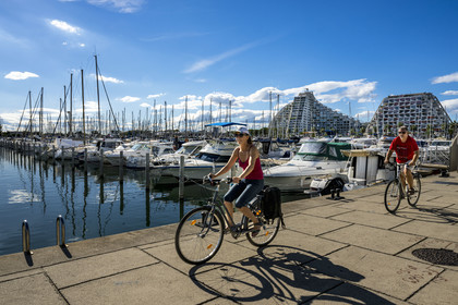 France, Hérault (34), La Grande-Motte, labellisé patrimoine du XXème siècle, le port, l'immeuble La Grande Pyramide à gauche et la Résidence L'Eden à droite en arrière plan