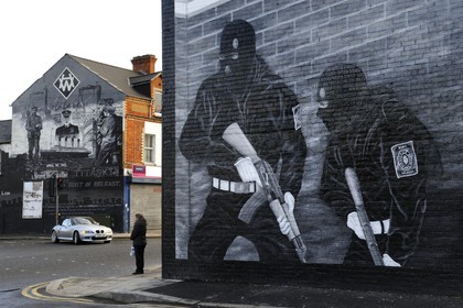 Royaume-Uni, Irlande du Nord, Belfast Est, les quartiers loyalistes protestants, Newtownards Road, fresque murale politique à la gloire des milices loyalistes et une autre à la memoire du Titanic built in Belfast en arriere plan