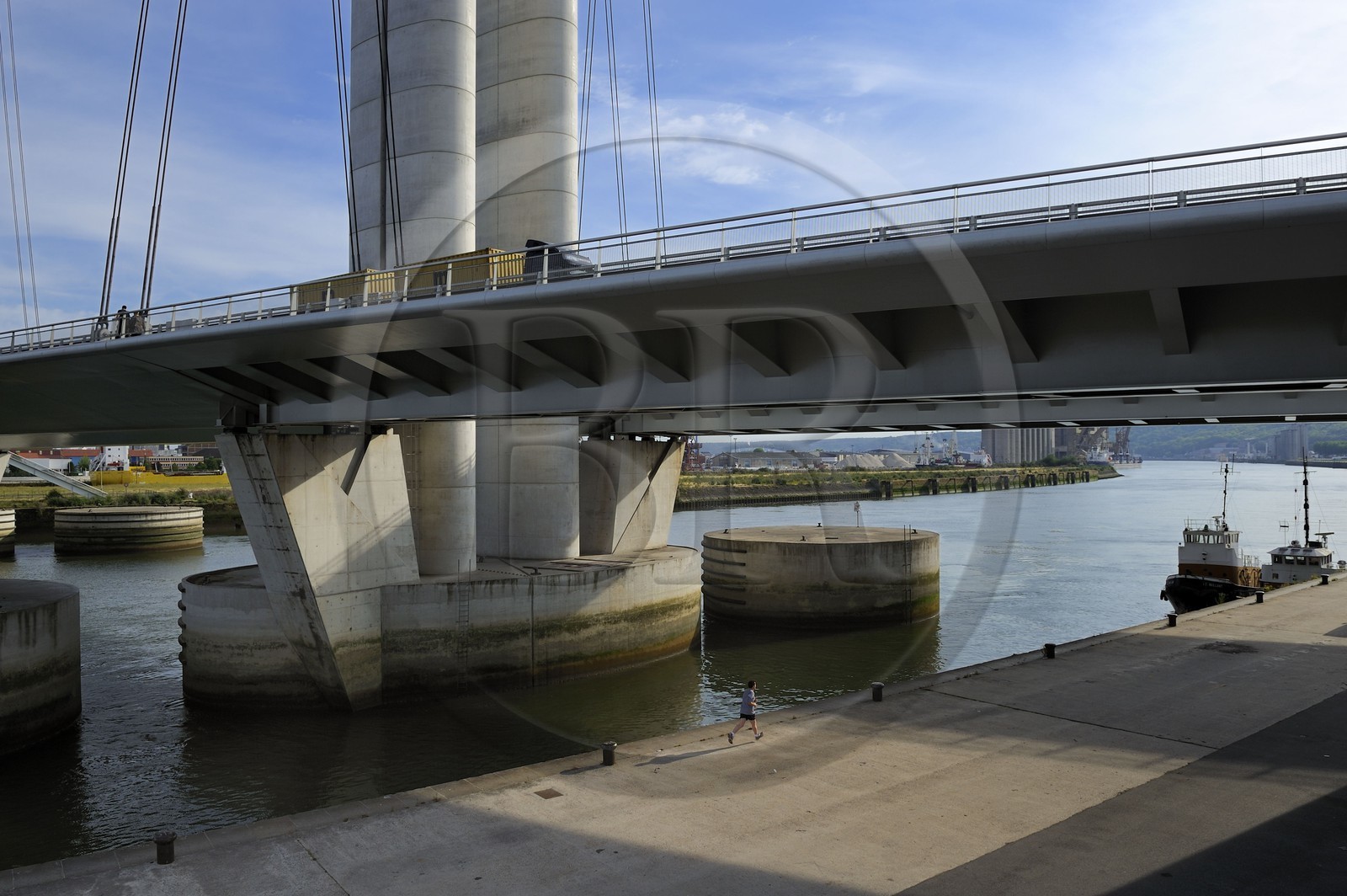 France, Seine-Maritime (76), Rouen, le pont levant Gustave Flaubert sur la Seine et le port
