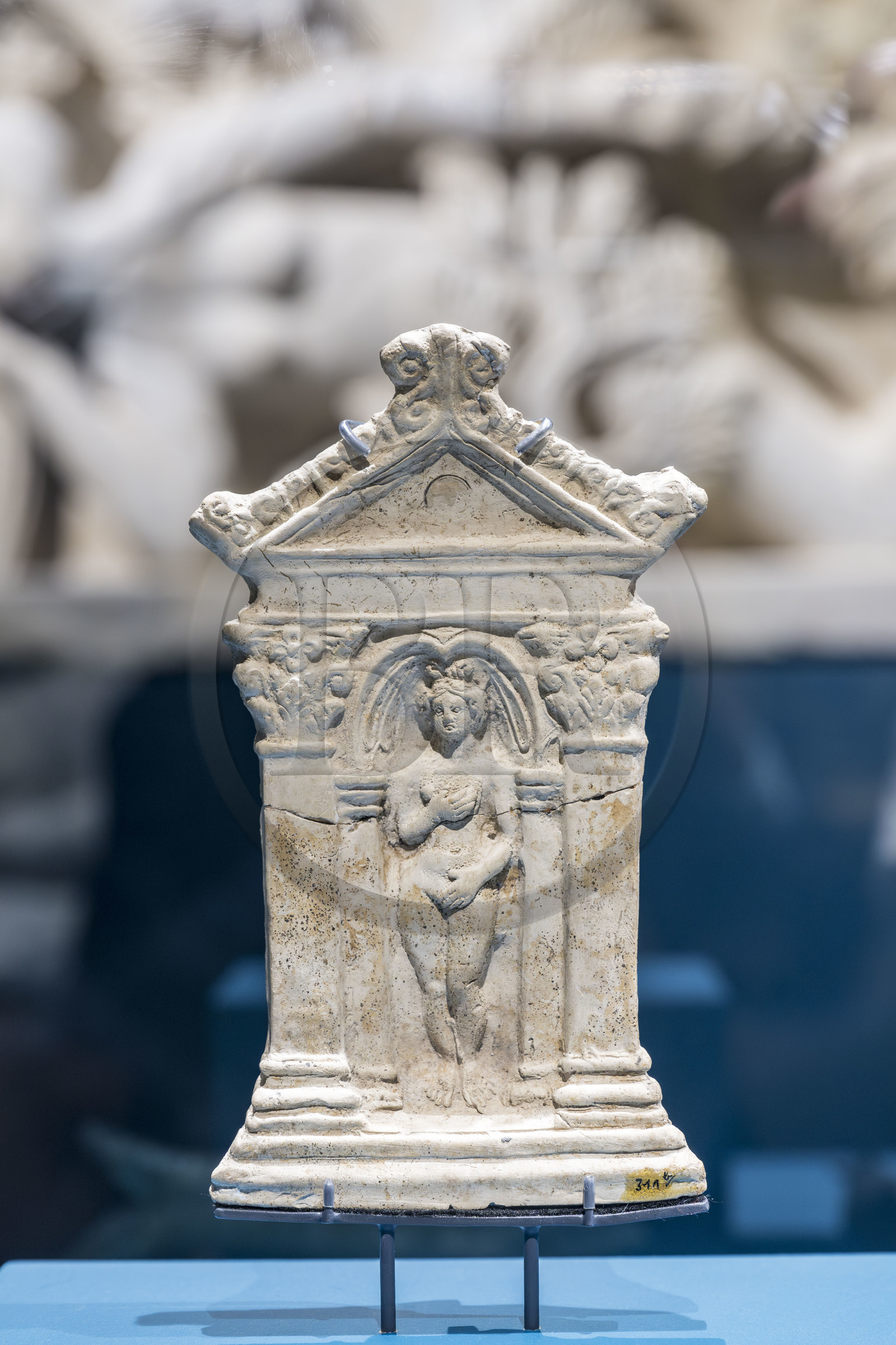 France, Saône-et-Loire (71), Autun, musée Rolin, exposition des chefs-d'oeuvres au muséum d'Histoire Naturelle pendant les travaux, Vénus nue sortant de la mer, plaque en terre cuite gallo-romaine affichée dans un petit sanctuaire domestique