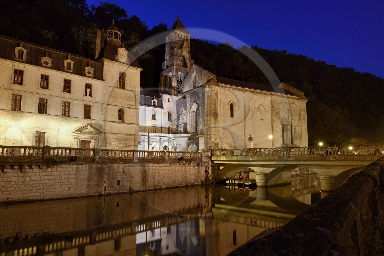 France, Dordogne (24), Brantôme, la Dronne et l'abbaye bénédictine Saint-Pierre de Brantôme France, Dordogne (24), Brantôme, la Dronne et l'abbaye bénédictine Saint-Pierre de Brantôme