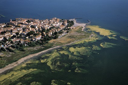 France, Aude (11), village de Bages au bord de l'étang de Bages et de Sigean (vue aérienne)
