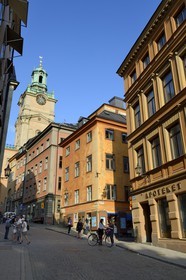 Suède, Stockholm, vieille ville dans l'île de Gamla stan (Gamala Stan Riddarholmen), la cathédrale au bout de la rue Storkyrkobrinken