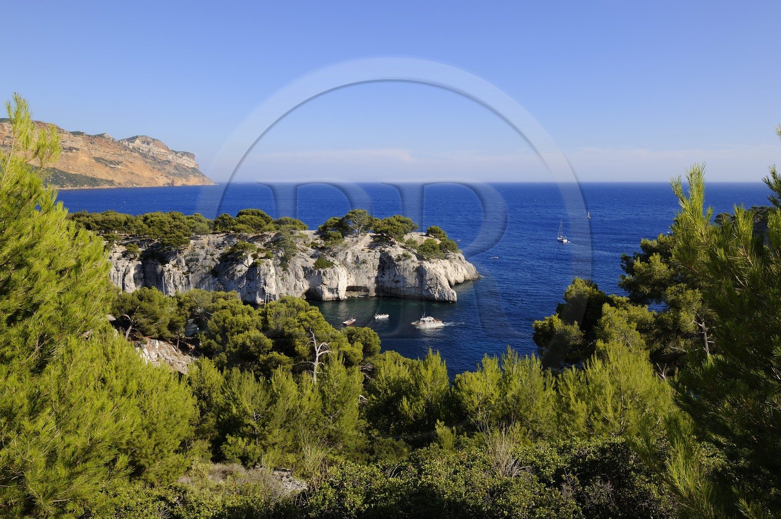 France, Bouches-du-Rhône (13), Cassis, presqu'île de Port Miou et les falaises du Cap Canaille en arrière plan