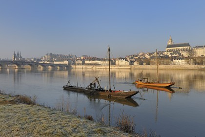 France, Loir et Cher (41), Vallée de la Loire classée au Patrimoine Mondial de l'UNESCO, Blois, les quais, le Pont Jacques Gabriel et des bateaux traditionnels