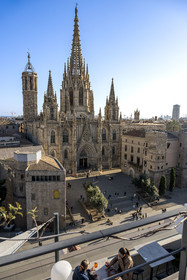 Espagne, Catalogne, Barcelone, quartier Barrio Gotico, cathédrale basilique métropolitaine de la Sainte-Croix et de Sainte Eulalie vue depuis le rooftop de l'Hotel Colon Barcelona