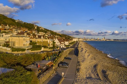France, Seine-Maritime (76), la commune de Sainte-Adresse prolonge par la côte Le Havre qui est en arrière plan (vue aérienne)