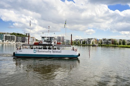 Suède, Stockholm, l'écoquartier Hammarby Sjostad précurseur en matière de développement durable, ferry sur le lac Hammarby