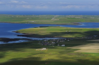 Royaume-Uni, Ecosse, Iles Orcades, Ile de Mainland, champs et fermes éparses (vue aérienne)
