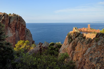 France, Var, Agay area next to Saint-Raphael, Massif de l'Esterel (Esterel Massif), the Corniche d'Or, the ile d'Or island tower next to the Dramont cape