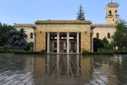 Georgia, Shida Kartli, Gori, hometown of Joseph Stalin, the birthplace of Stalin in its case with the Stalin museum in the background