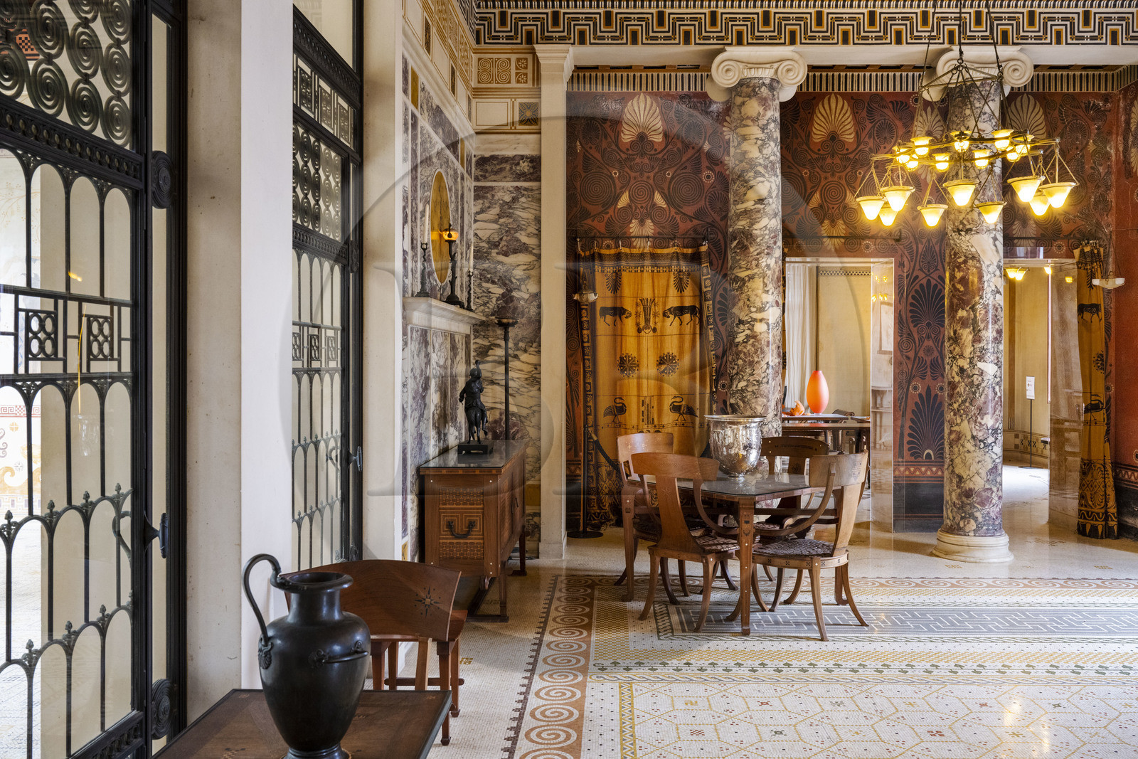 France, Alpes-Maritimes (06),  France, Alpes Maritimes (06), Beaulieu sur Mer, villa Kerylos de style neo-grec construite en 1908 par architecte Emmanuel Pontremoli, l'Andron ou salon des hommes dont les murs sont revetus de marbres d'Italie