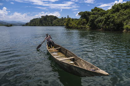 Rwanda, Province de l’Ouest, Karongi (anciennement nommée Kibuye), lac Kivu, pirogue naviguant entre les ilots au large de Kibuye