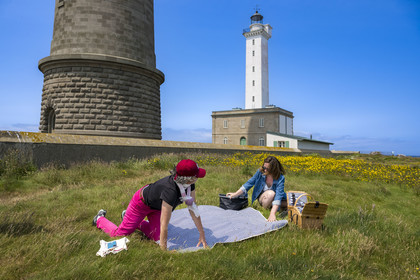 France, Finistère (29), Pays des Abers, Ile Vierge dans l'archipel de Lilia, picnic au pied du phare de l'Ile Vierge, l’ancien phare de 1845 en arrière plan