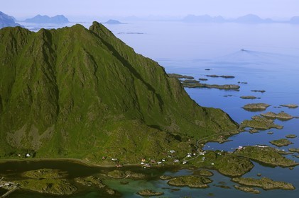 Norvège, Nordland, Iles Lofoten, Ile de Vestvagoy (vue aérienne)