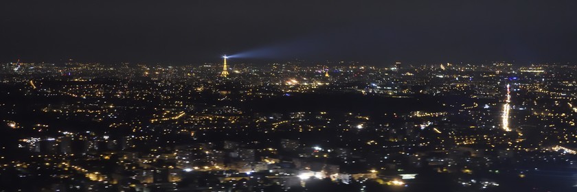 France, Paris (75), la Tour Eiffel éclairant la ville à l'arrivée d'un vol de nuit sur Orly (vue aérienne)