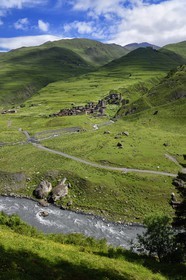 Géorgie, Kakheti, Parc national de Touchétie, vallée de la rivière Alazani dans les montagnes de Pirikiti, village de Dartlo surplombé par Kvavlo