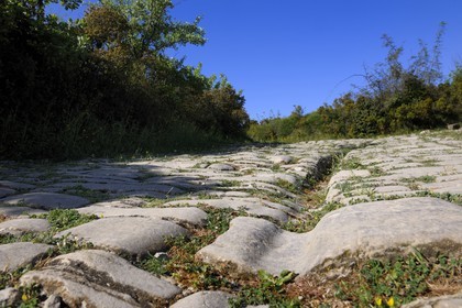 France, Hérault (34), près de Lunel, Oppidum d'Ambrussum ancien oppidum gaulois situé sur la Voie Domitienne (Via Domitia), rue pavée usées par le passage des chariots