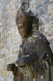 France, Finistère (29), , Mer d'Iroise, parc naturel régional d'Armorique, Presqu'île de Crozon, ancienne Abbaye Saint-Guénolé de Landévennec, statue de Saint Guénolé