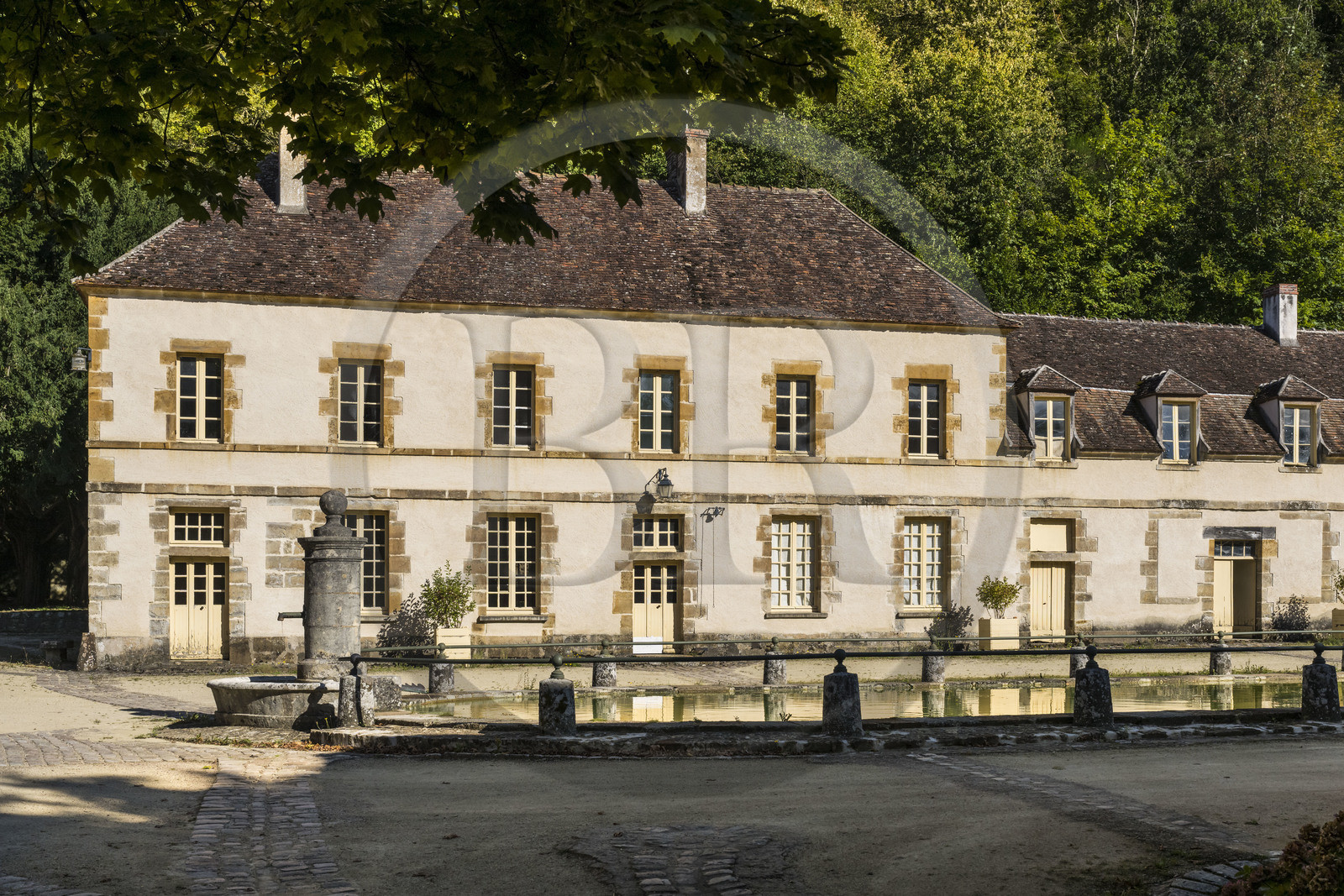 France, Nièvre (58), Parc naturel régional du Morvan, Bazoches, le chateau de Bazoches qui fut propriété du maréchal Sébastien le Prestre de Vauban, les communs autour du bassin