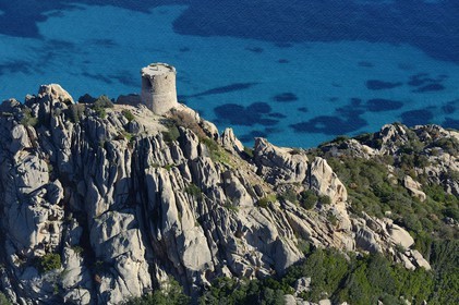 France, Corse-du-Sud (2A), le site naturel de Cala de Roccapina, la tour génoise de Roccapina (vue aérienne)