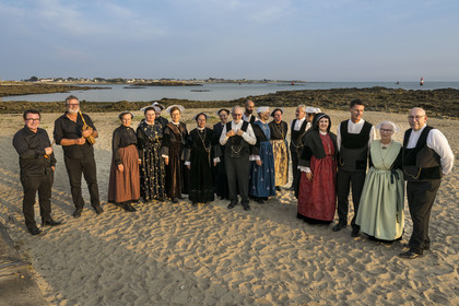 France, Morbihan (56), Port-Louis, la grande Plage de Port-Louis au pied des remparts, association de danses bretonnes le Cercle celtique Armor Argoat qui participe au festival de musiques celtiques qui se tient tous les ans à Lorient