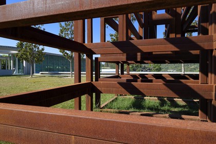 France, Bouches du Rhone,  Le Puy Sainte Reparade, Chateau La Coste vineyard and contemporary art center, Crouching Spider 6695 by Louise Bourgeois (Mention Obligatoire)