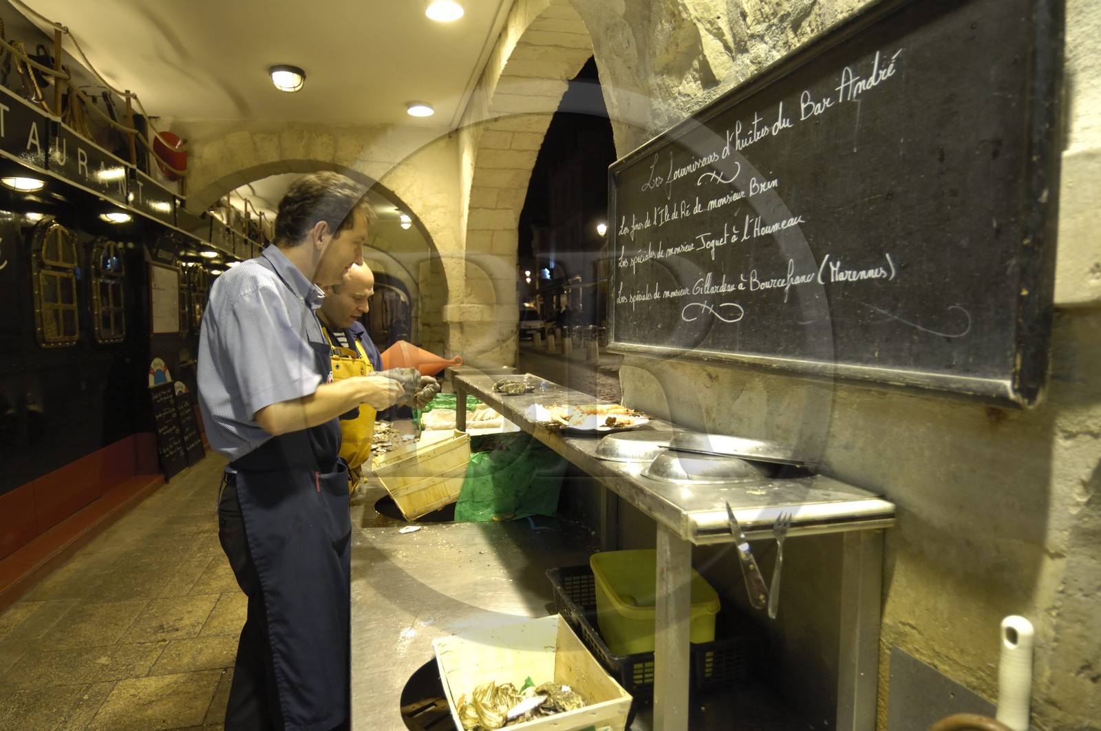 France, Charente-Maritime (17), La Rochelle, restaurant à huîtres rue Saint-Jean-du-Perot