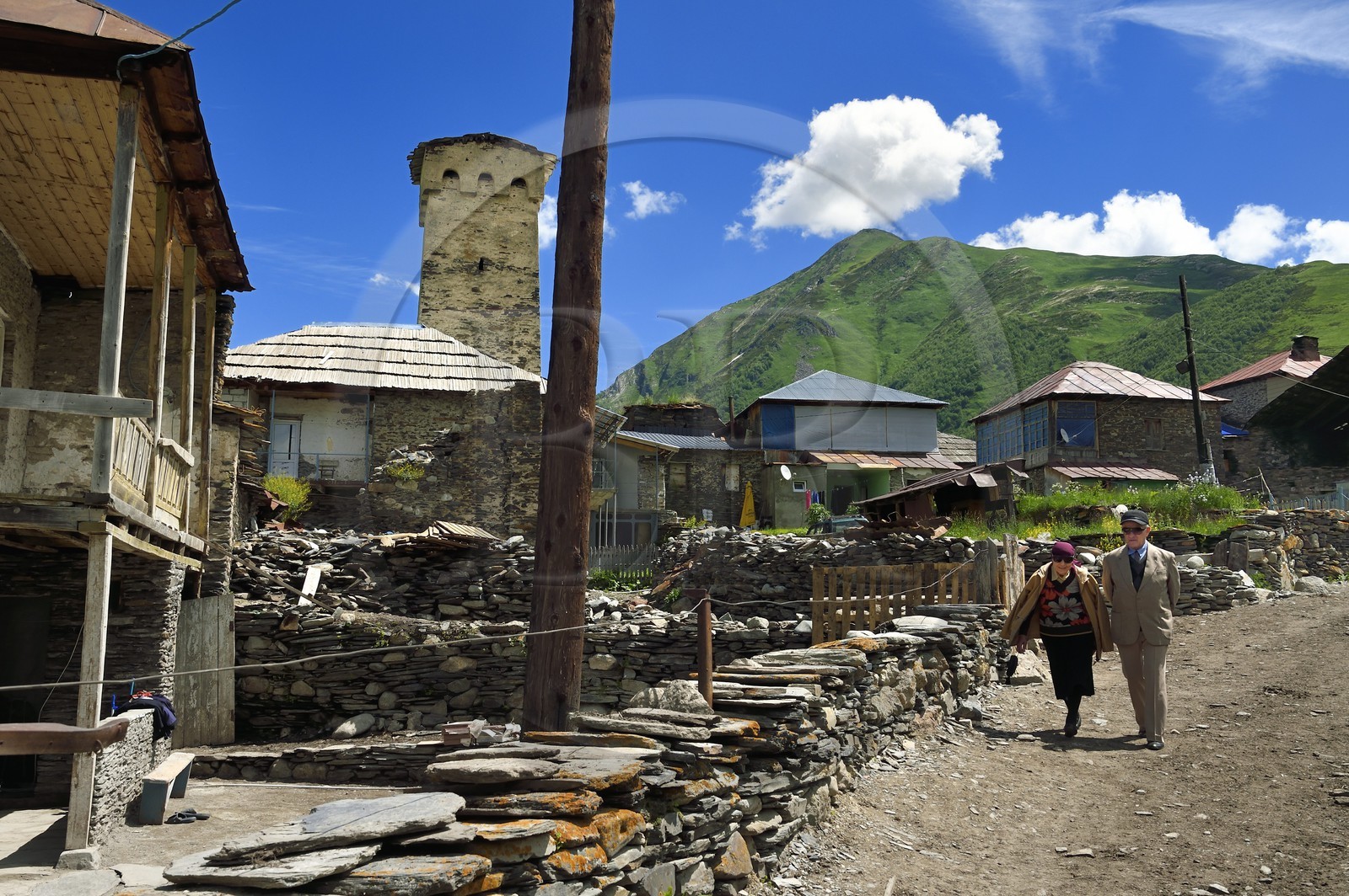 Géorgie, Haute Svanétie (Zemo Svaneti), village de Ushguli (Ouchgouli), classé Patrimoine Mondial de l'UNESCO, tour défensive Svane dressée à coté de la maison