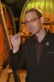 France, Bas-Rhin (67), Route des Vins d'Alsace, Mittelbergheim, labellisé Les Plus Beaux Villages de France, dans les caves du Domaine Wittmann, Romain Iltis, meilleur Sommelier de France en 2012