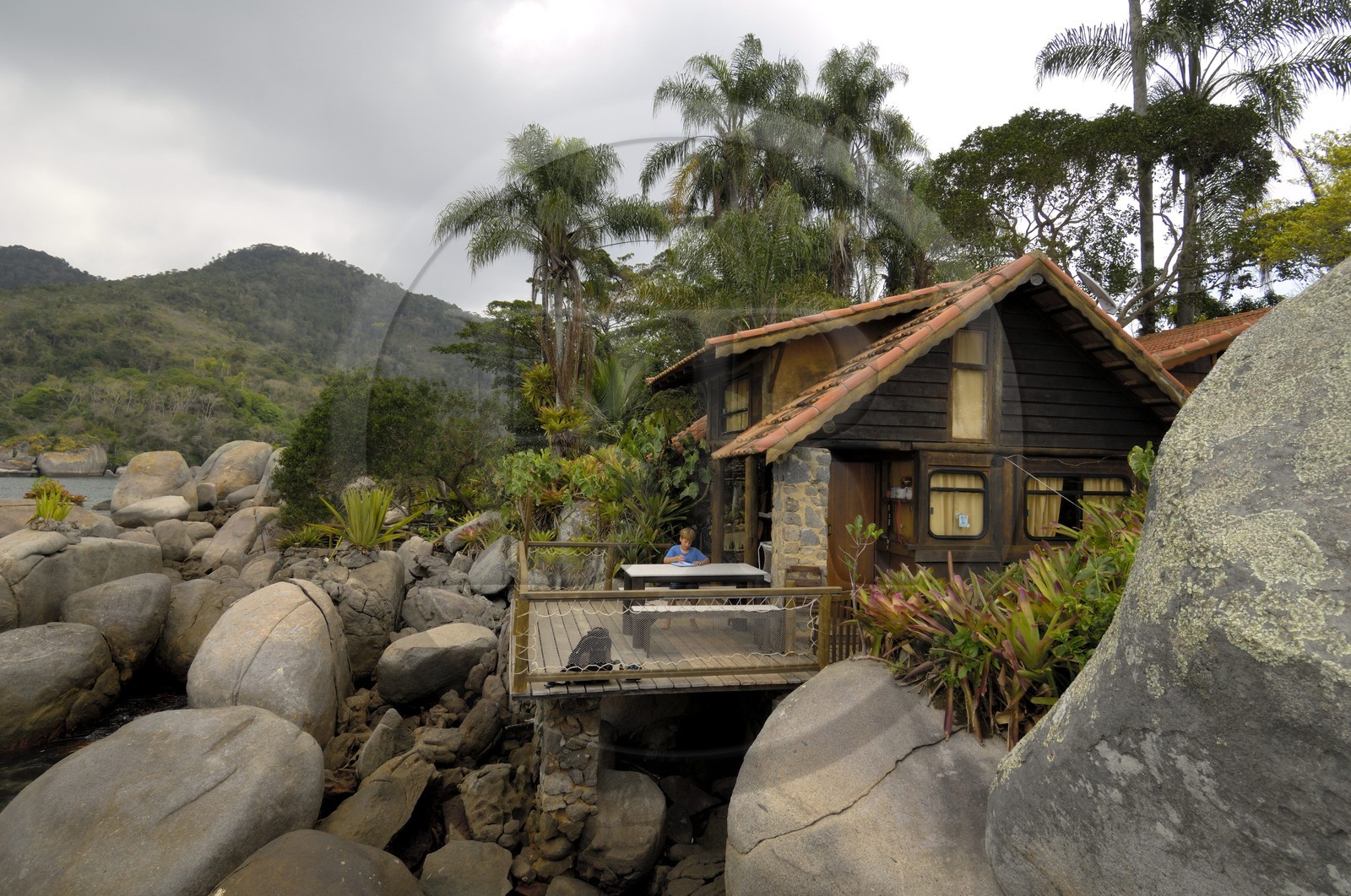 Brésil, Etat de Rio de Janeiro, Paraty, Ile Catimbau, la maison familliale à la mode Robinson Crusoé de Maria Irène Campers Brésil, Etat de Rio de Janeiro, Paraty, Ile Catimbau, la maison familliale à la mode Robinson Crusoé de Maria Irène Campers