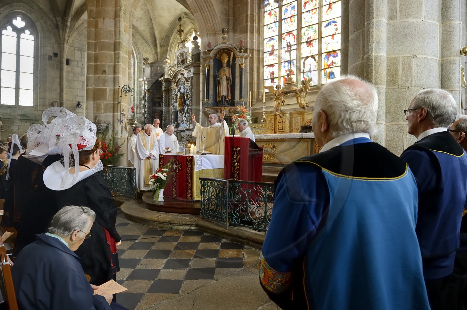 France, Finistère (29), Locronan, labellisé Les Plus Beaux Villages de France, église Saint-Ronan, cérémonie religieuse qui précède la procession de la Troménie France, Finistère (29), Locronan, labellisé Les Plus Beaux Villages de France, église Saint-Ronan, cérémonie religieuse qui précède la procession de la Troménie