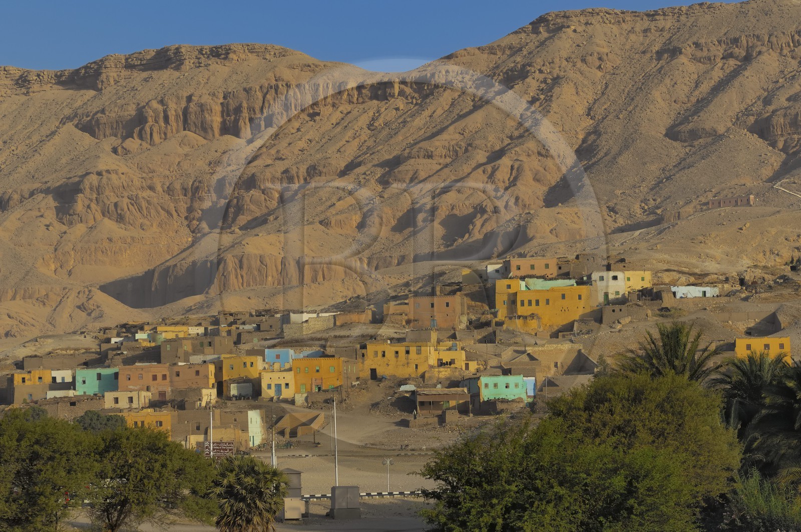 Egypte, Haute Egypte, vallée du Nil, environs de Louxor, Thèbes Ouest, nécropole thébaine, vieux village de Gournah au pied des Tombes des Nobles (vue aérienne)