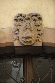 France, Bas-Rhin (67), Strasbourg, botte d’ail sculptée dans une clé de cintre au-dessus de la porte d’entrée rue de l'Ail