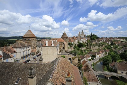 France, Côte d'Or (21), Semur-en-Auxois, Tour de l'Orle d'Or à gauche, Tour de la Prison et la rue Chaude sur les quais de l'Armançon
