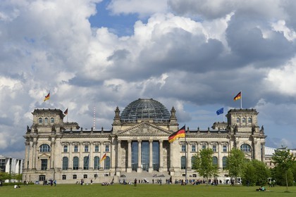 Allemagne, Berlin, le Reichstag avec le dome en verre du Bundestag (parlement allemand depuis 1999) de l'architecte Sir Norman Foster