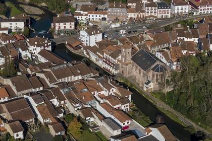 France, Pyrénées-Atlantiques (64), Pays-Basque, Saint-Jean-Pied-de-Port, le Pont Vieux sur la rivière Nive de Béhérobie et l'église de l'Assomption ou Notre-Dame du Bout du Pont (vue aérienne)