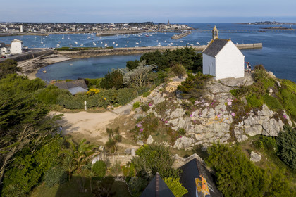 France, Finistère (29), Roscoff, étape sur le chemin de Grande Randonnée GR 34 ou sentier des douaniers, la chapelle Sainte Barbe à la Pointe de Bloscon (vue aérienne)