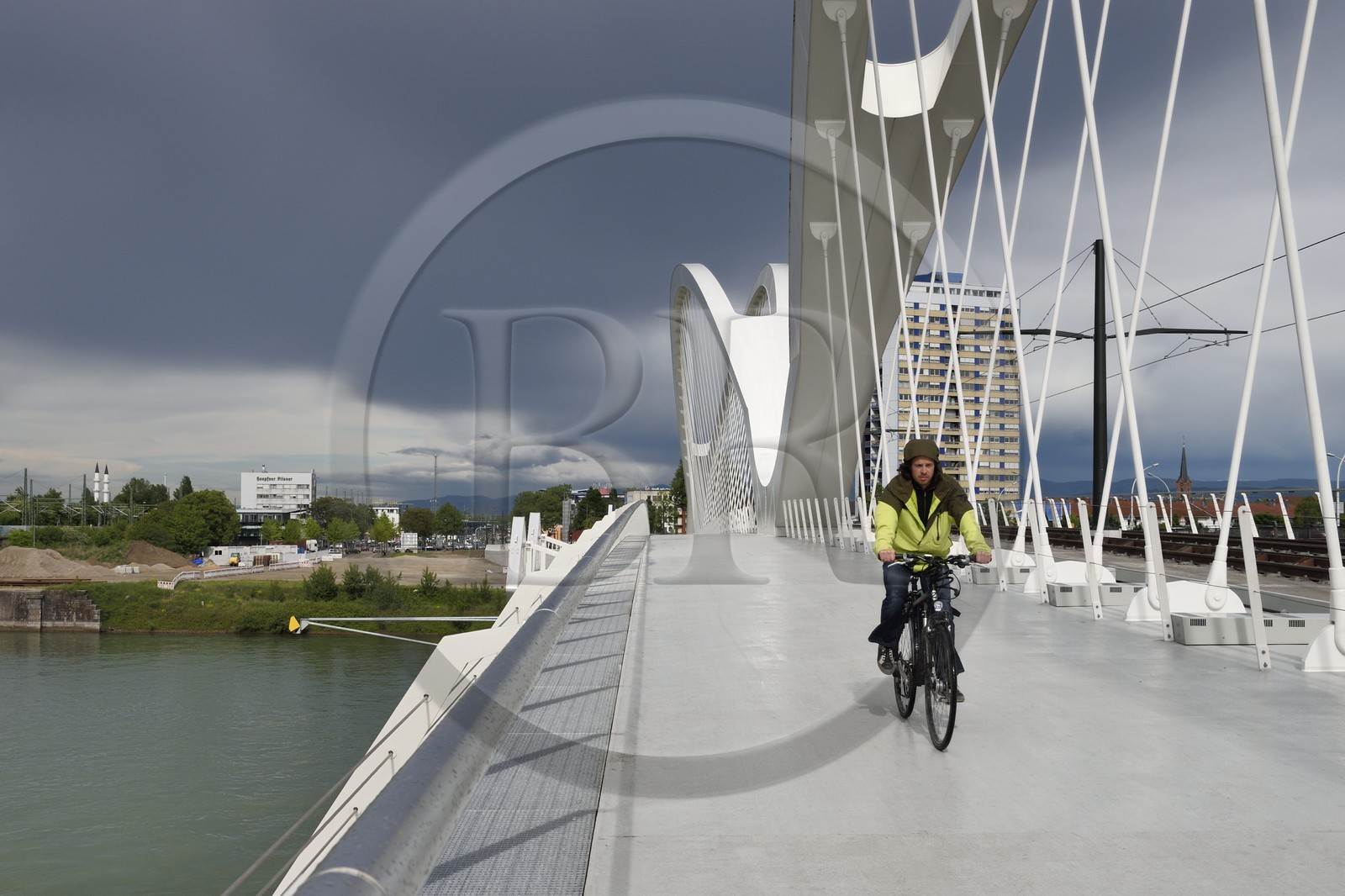 France, Bas-Rhin (67), Strasbourg, le pont piéton, vélo et du tram de la ligne D sur le Rhin reliant Strasbourg à Kehl en Allemagne inauguré le 28 avril 2017 appelé pont Beatus Rhenanus